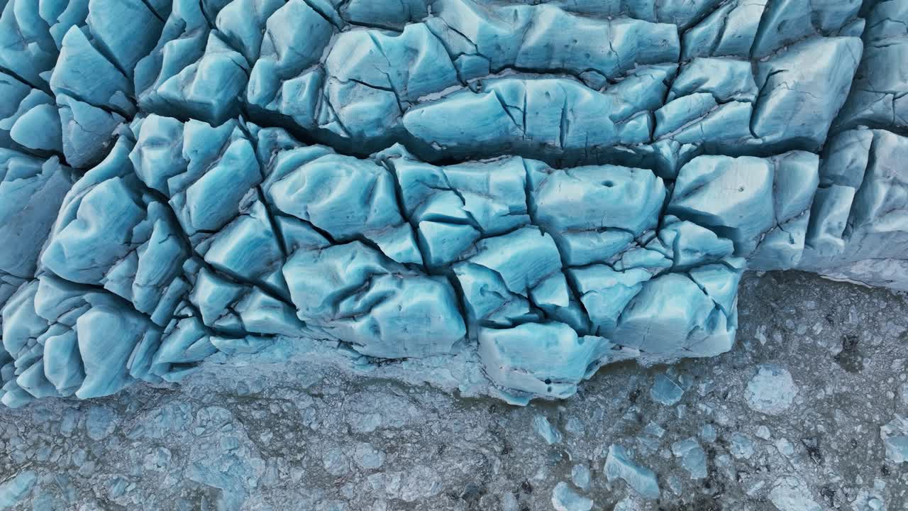 vista aérea de las formaciones de hielo texturizadas de un glaciar en islandia, al anochecer