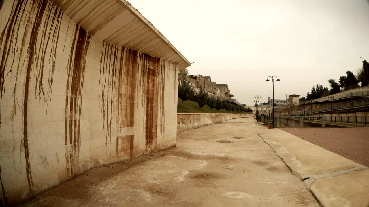 Vista sul muro di un antico canale con un motivo insolito formato dalle tracce delle correnti d'acqua, Sanliurfa, giornata invernale nuvolosa.