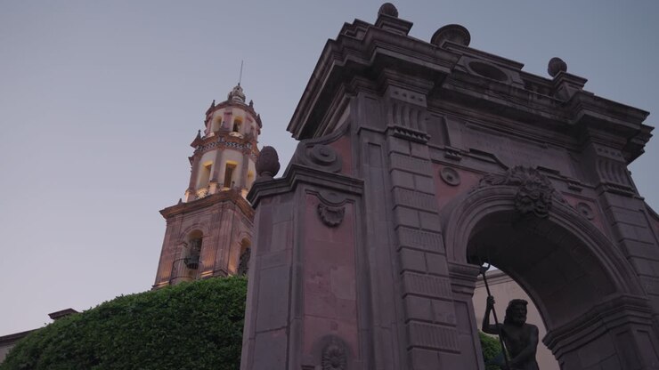Paesaggio urbano con campanile e arco