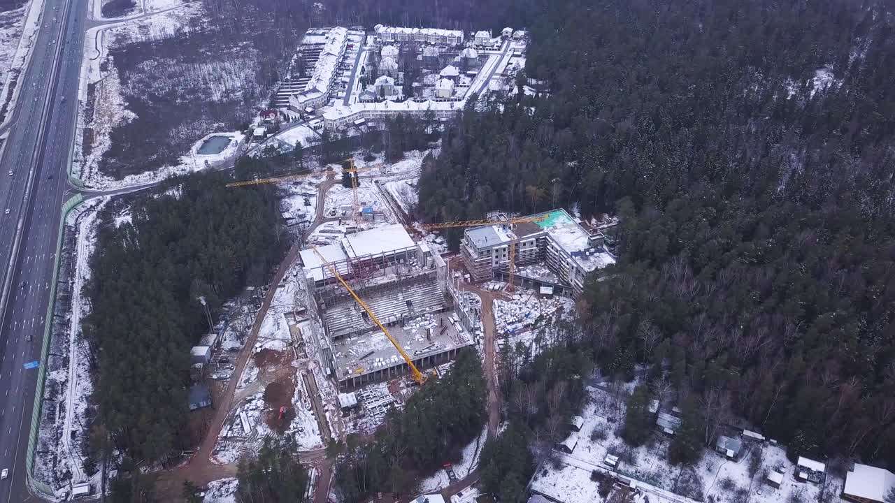 vista aérea del sitio de construcción en invierno