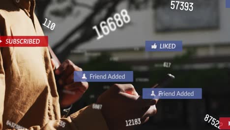 Animation-Sich-ändernder-Zahlen-Und-Social-Media-Symbole-über-Den-Händen-Eines-Mannes,-Der-Sein-Smartphone-Nutzt