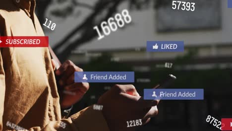 animación de números cambiantes e iconos de redes sociales sobre las manos de un hombre que usa un teléfono inteligente