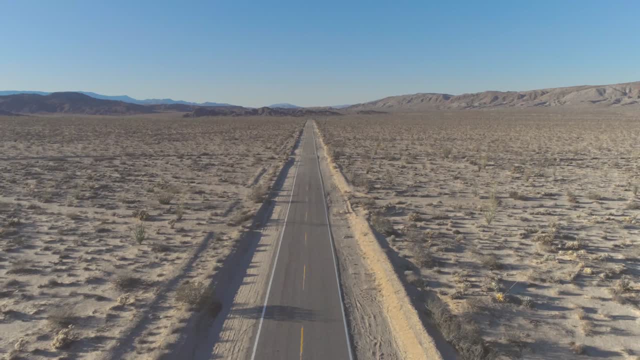 산 사이의 탁 트인 도로에서 캘리포니아 남부 사막에 있는 dji 팬텀 4 프로