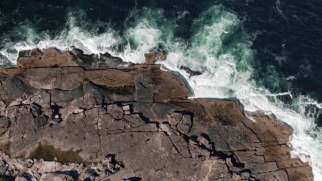 Vista-Aérea-De-Las-Olas-Rompiendo-Contra-La-Playa-De-Agua-Dulce-De-La-Costa-Rocosa-En-Nsw,-Australia