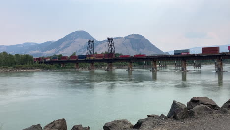 Iron-Passage:-Die-Kamloops-CN-Eisenbahnbrücke-über-Den-North-Thompson