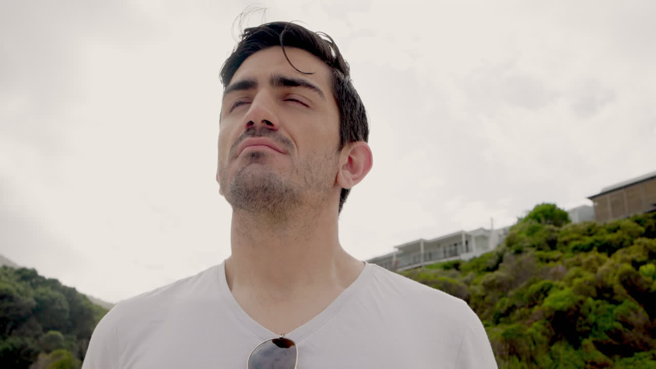 relajarse, respirar y la cara del hombre en la naturaleza