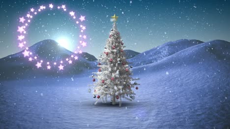 luces de estrellas brillantes decorativas contra los copos de nieve que caen sobre el árbol de navidad en el paisaje de invierno