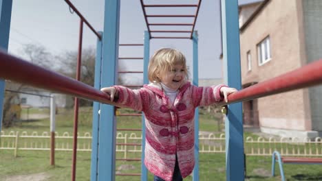 Lustiges-Süßes-Mädchen-Spielt.-Fröhliches-Weibliches-Kind,-Das-Spaß-Auf-Dem-Spielplatz-Hat