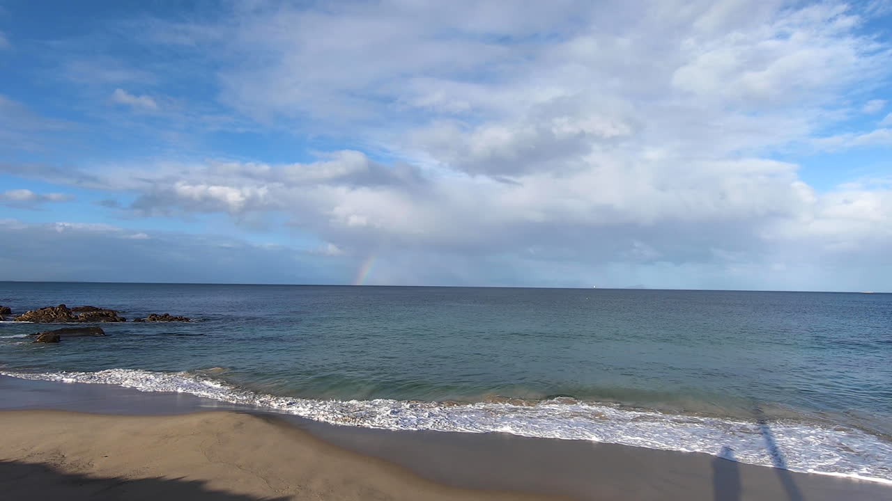 la bahía con arco iris en la distancia