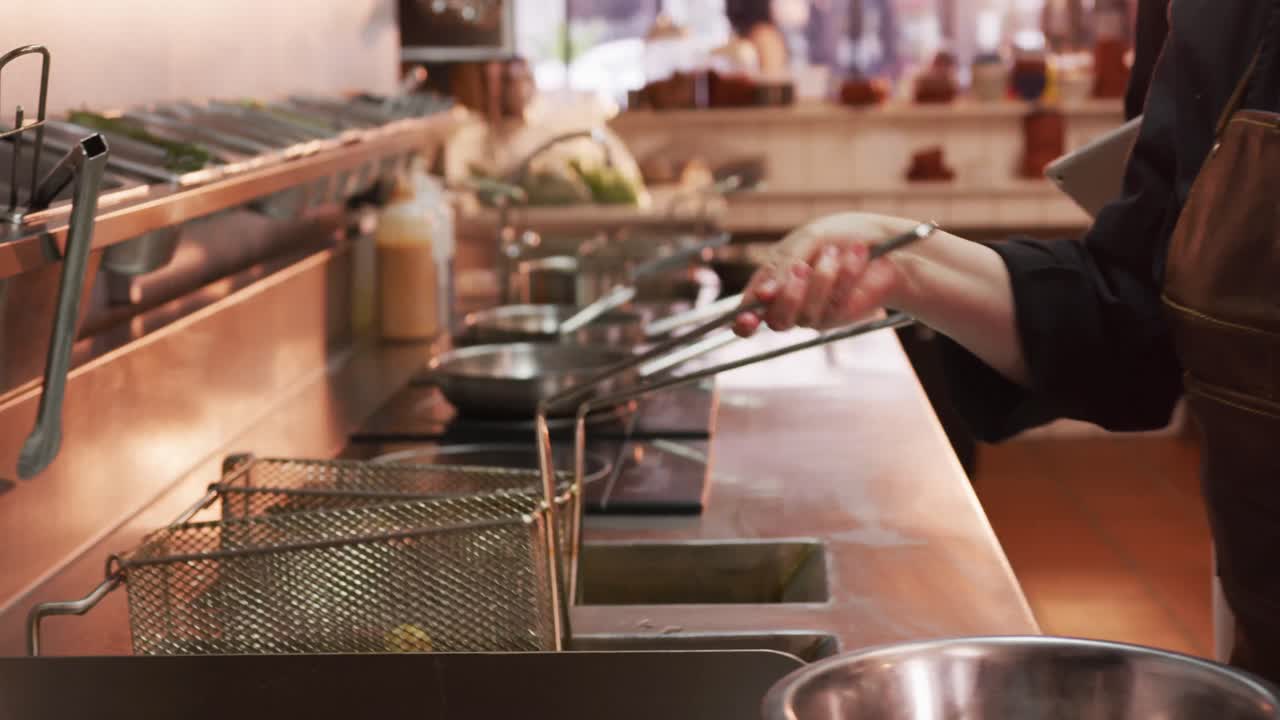 hombre y mujer caucásicos cocinando