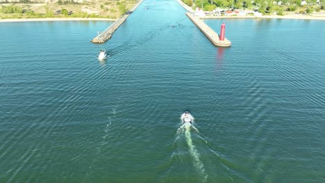 Kampf-Gegen-Den-Wind,-Um-über-Dem-Kanal-Zu-Sitzen-Und-Den-Bootsverkehr-Zu-Beobachten