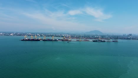 el puerto de penang es un puerto marítimo de aguas profundas dentro del estado de penang, malasia.
