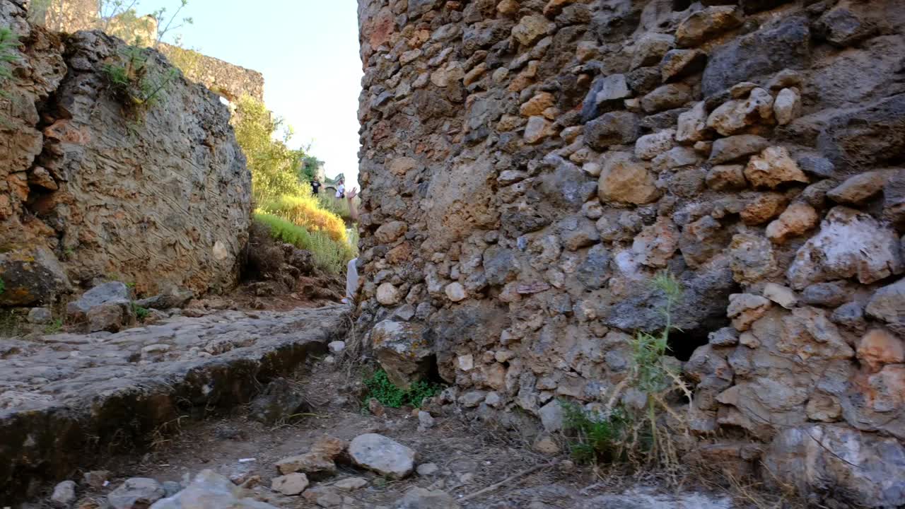 la chica de yoga haciendo yoga con un pie de cabeza en el césped