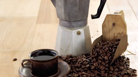 café con cafetera y cucharada