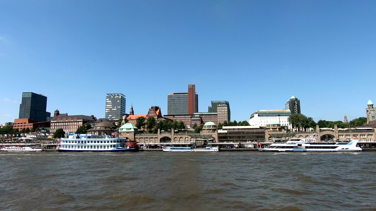 함부르크의 도시 실루, 엘베 강과 도시 풍경, 배와 페리, 4k