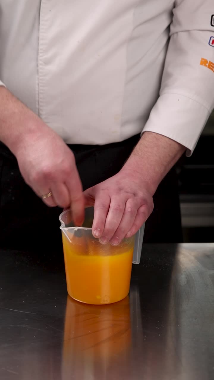 Chef Mezclando Salsa de Naranja