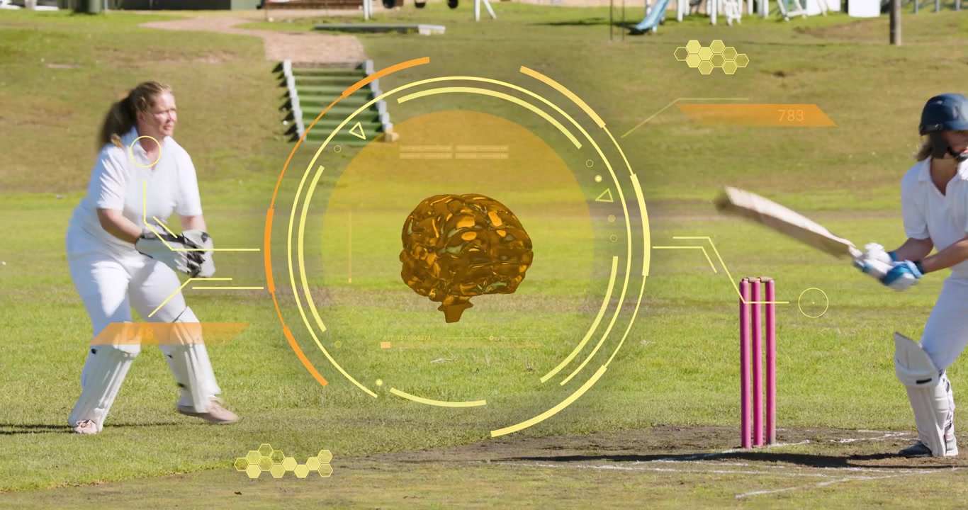 Lanceur entrant par la droite activant un hologramme technologique pendant que le guichetier attrape la balle pour l'analyse