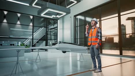ingeniero examinando un dron futurista en un edificio de oficinas moderno