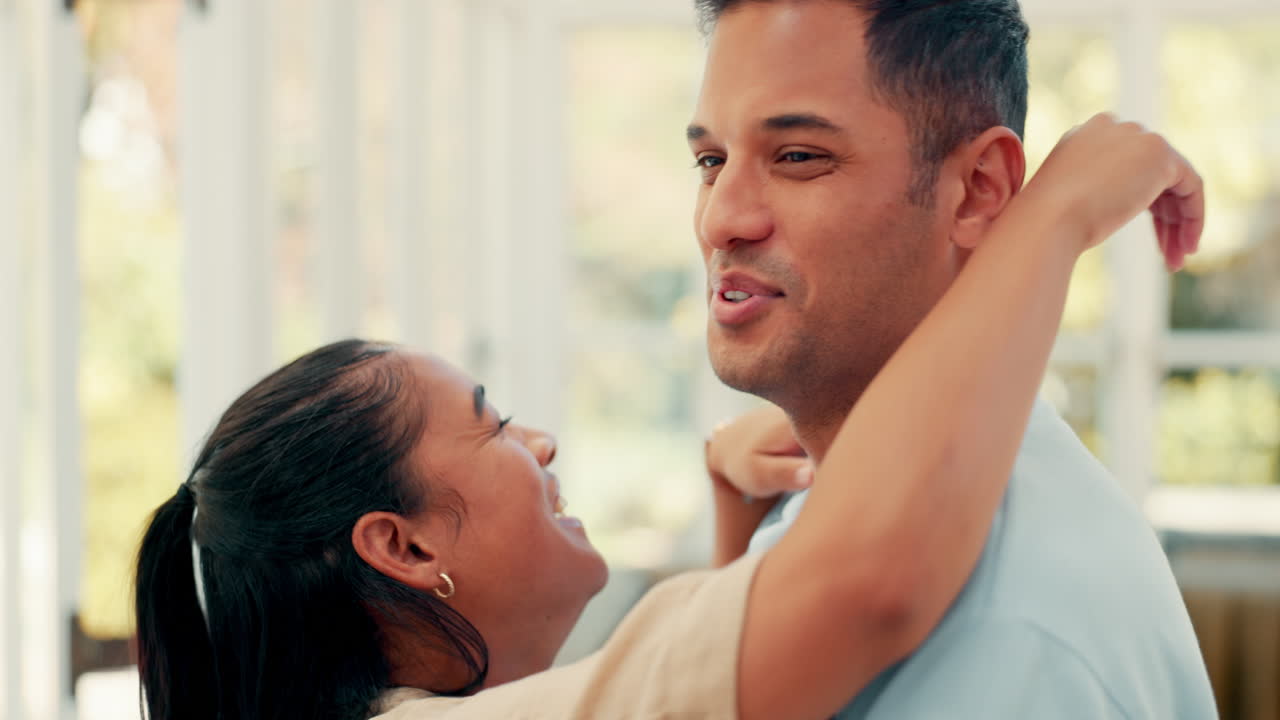 춤, 얼굴과 행복한 커플이 집에서 포옹