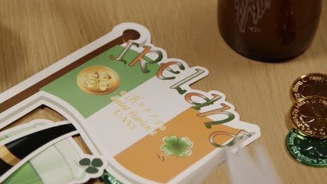 primer plano de novedades y accesorios irlandeses incluyendo monedas de oro y bandera tricolor celebrando en la fiesta del día de san patricio