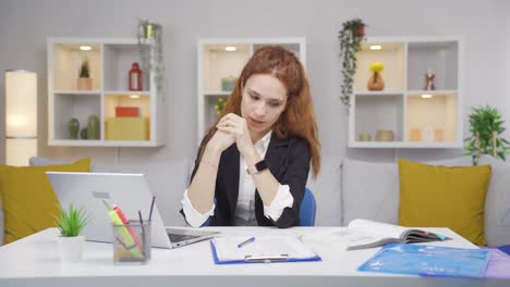 Frau-Im-Homeoffice-Ist-Aggressiv-Und-Gewalttätig.