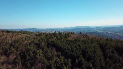 Vista-Orbital-De-Drones-De-La-Campiña-Francesa-Con-Bosques-Y-Colinas-En-Ardèche