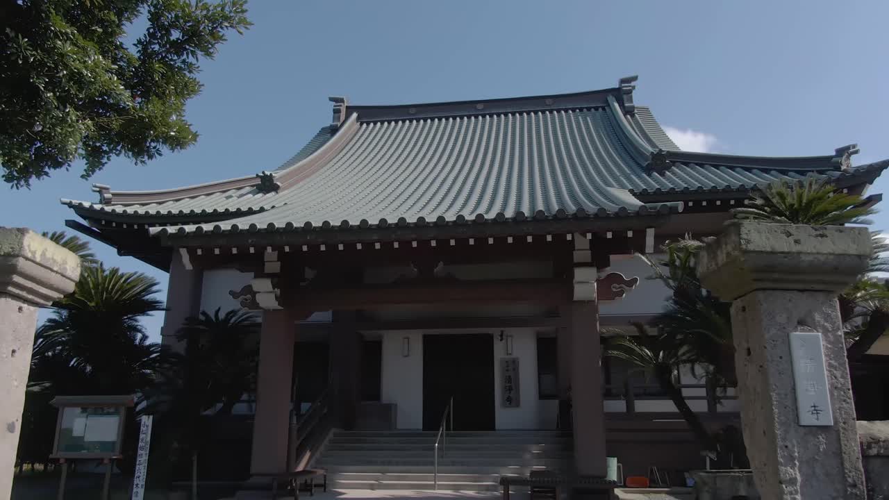 일본 사원에서 계단 아래로 드론 철수