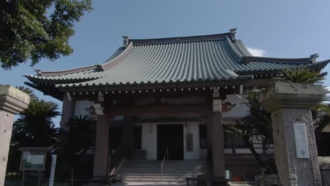 Drohnenrückzug-Vom-Japanischen-Tempel-Die-Treppe-Hinunter