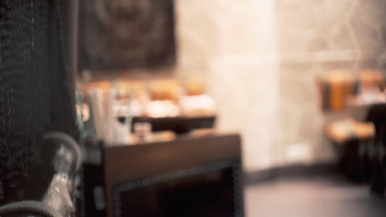 인도 레스토랑, 의자 및 테이블, 아그라 호텔, 인도의 나무 구슬 커튼 전환