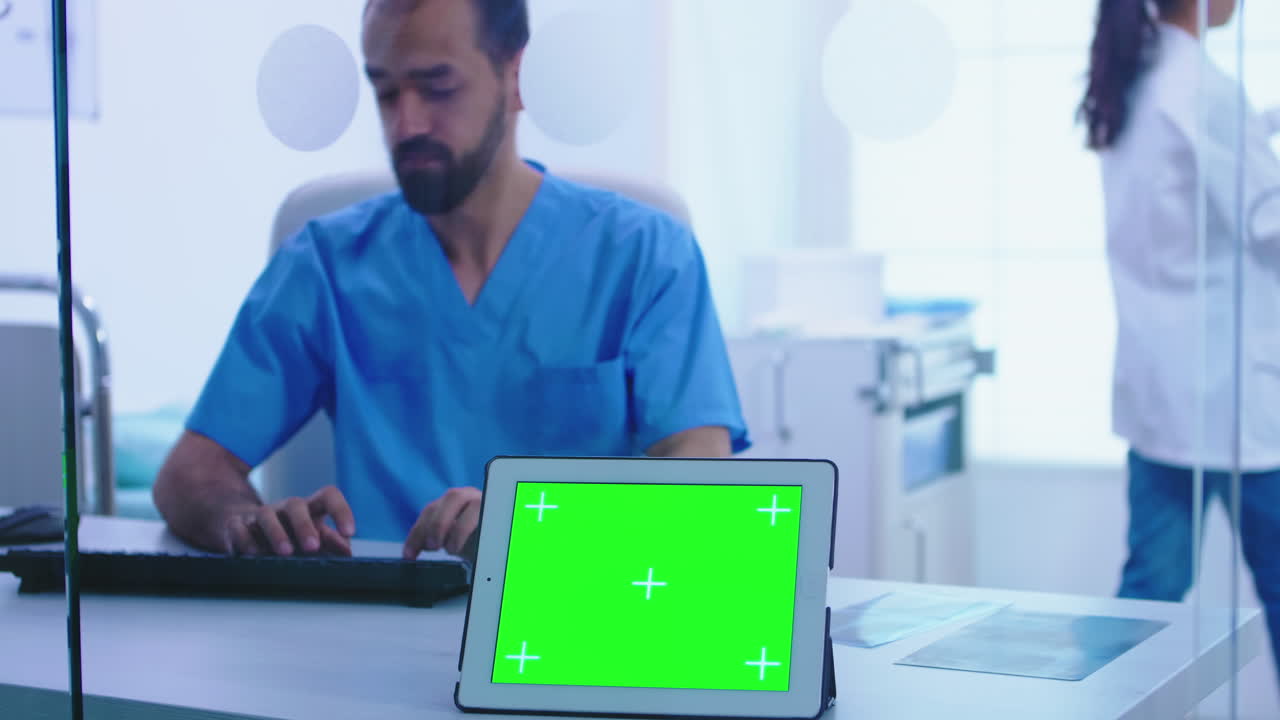 asistente del médico que hace una radiografía al paciente