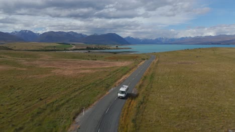 Wohnmobil-Verlässt-Den-Türkisfarbenen-Lake-Tekapo-Auf-Der-Malerischen-Südinsel-Neuseelands