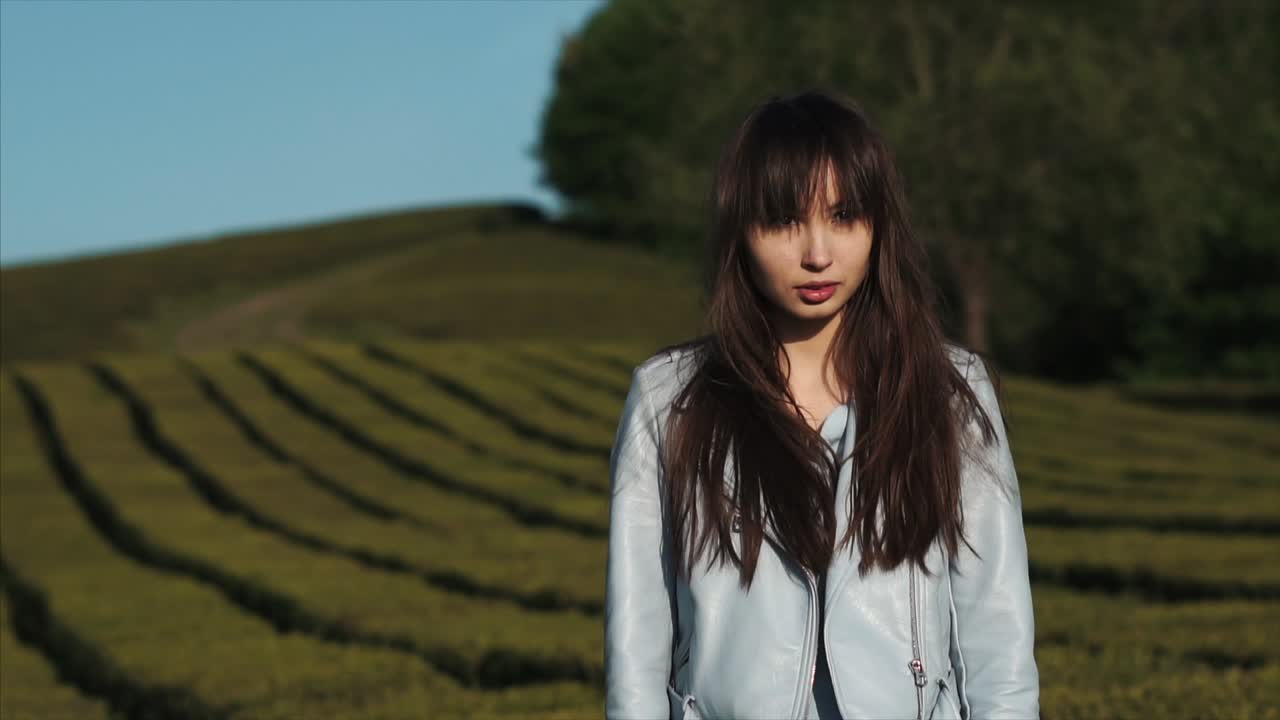 차 농장 에 있는 여자