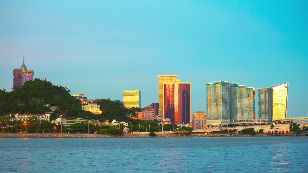 마카오 시의 유명한 호텔 해안가 파노라마 4k 타임스