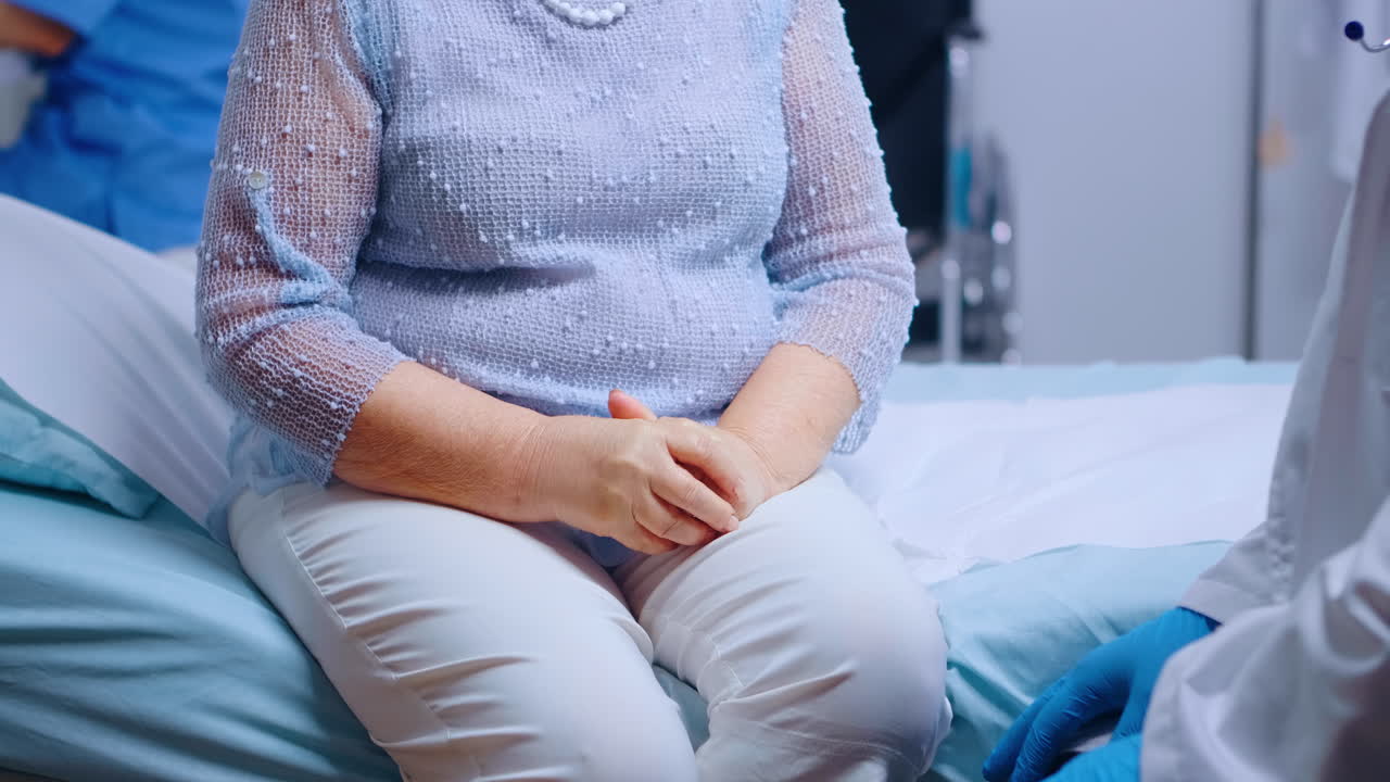 en el consuelo de una anciana estresada