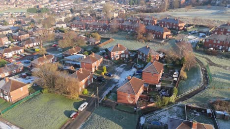 La-Vista-Invernal-Desde-Un-Dron-Captura-El-Típico-Desarrollo-De-Viviendas-Propiedad-Del-Consejo-Urbano-Del-Reino-Unido-En-Dewsbury-Moore-Council-Estate,-Con-Casas-Adosadas-De-Ladrillo-Rojo-Y-El-Yorkshire-Industrial.