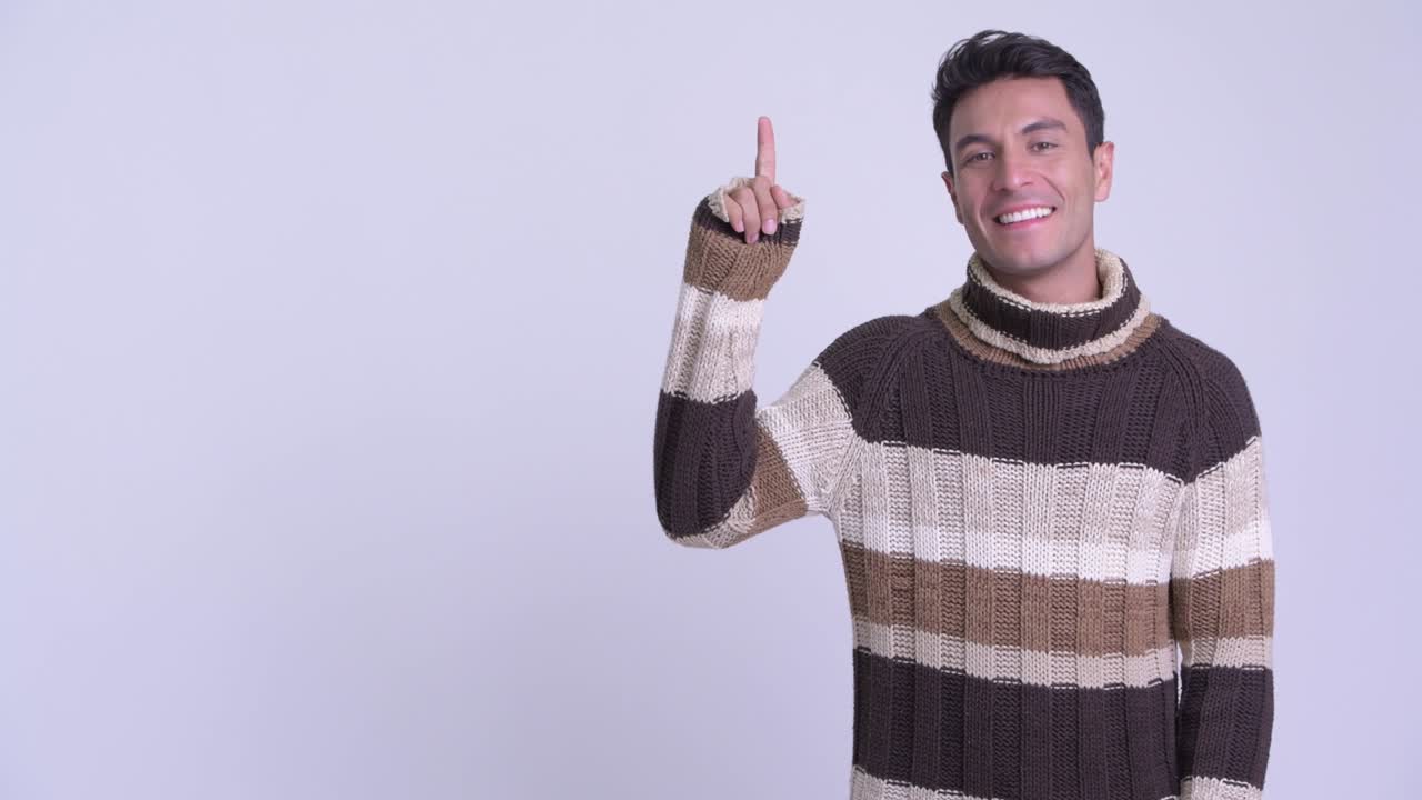 joven y guapo hombre hispano listo para el invierno