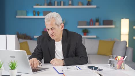el trabajador de oficina en casa tiene problemas de discapacidad visual.