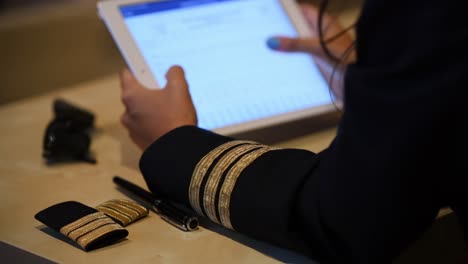 Mujer-Piloto-Irreconocible-Preparando-Documentación-De-Vuelo-En-Una-Tableta