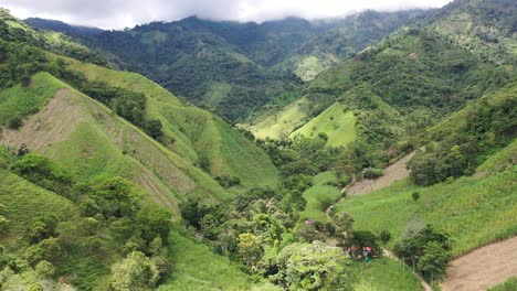 Drohnenflug-Ins-Innere-Der-Kolumbianischen-Bergkette,-Um-Die-Schönheit-Der-Topographie-Und-Ihre-Schöne-Grüne-Farbe-Zu-Schätzen