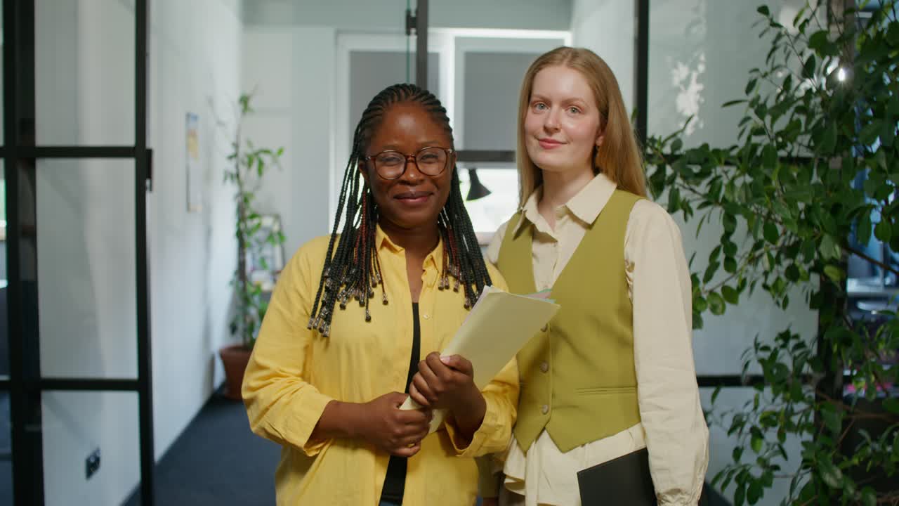 dos mujeres de negocios en el pasillo de la oficina