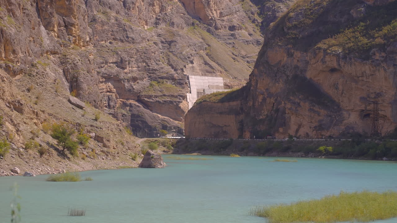 Paesaggio panoramico con lago di montagna e canyon