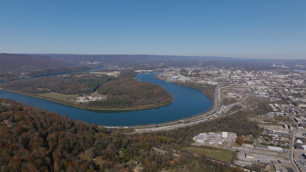 imágenes aéreas volando hacia la curva en tennessee que la autopista i-24 envuelve moviéndose hacia chattanooga, tn.