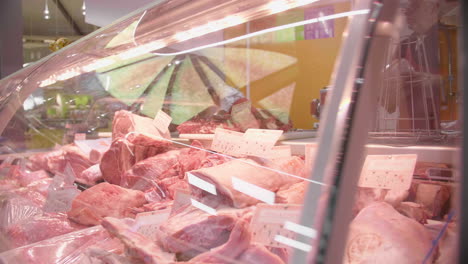 la carnicería muestra carne fresca en un mercado de montpellier, francia