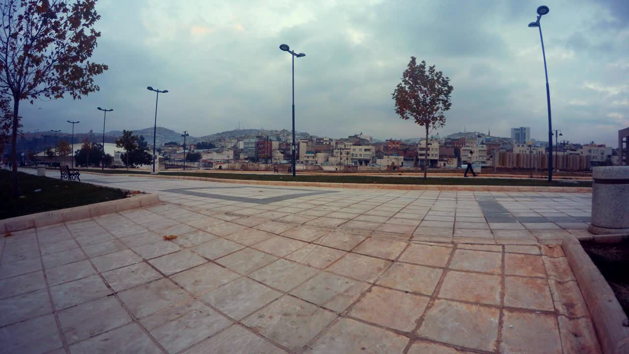 plaza cerca de haleplibahce postes de luz edificios y colinas con la ciudad lejos de la noche invernal urfa