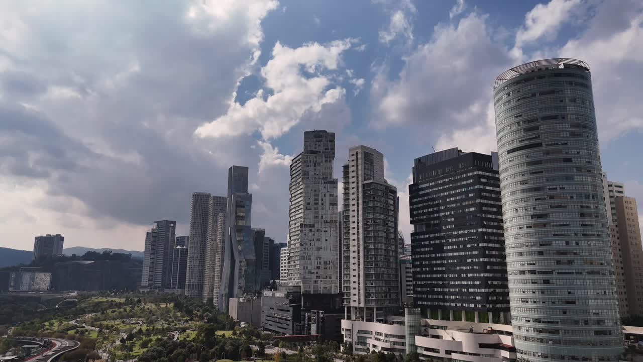 volando entre estructuras modernas en santa fe, ciudad de méxico