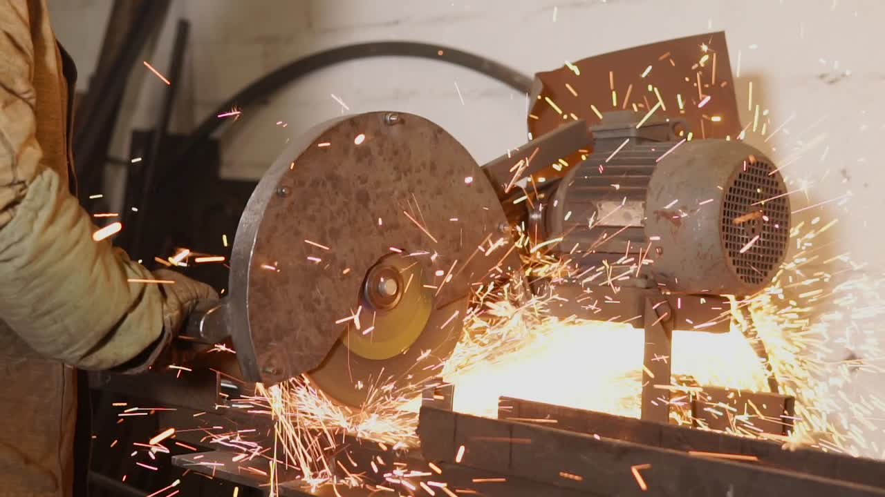 proceso de corte de metales en un taller