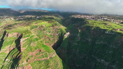 Panorámica-Aérea-De-Exuberantes-Montañas-Verdes-En-El-Campo,-Madiera