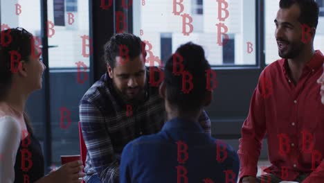 animación de bitcoins cayendo sobre un grupo diverso de personas