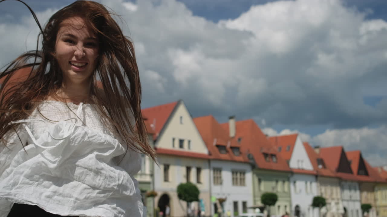 유럽 마을 의 행복 한 여자