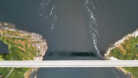 los remolinos de la vorágine de saltstraumen, nordlandia, noruega vista aérea hermosa naturaleza